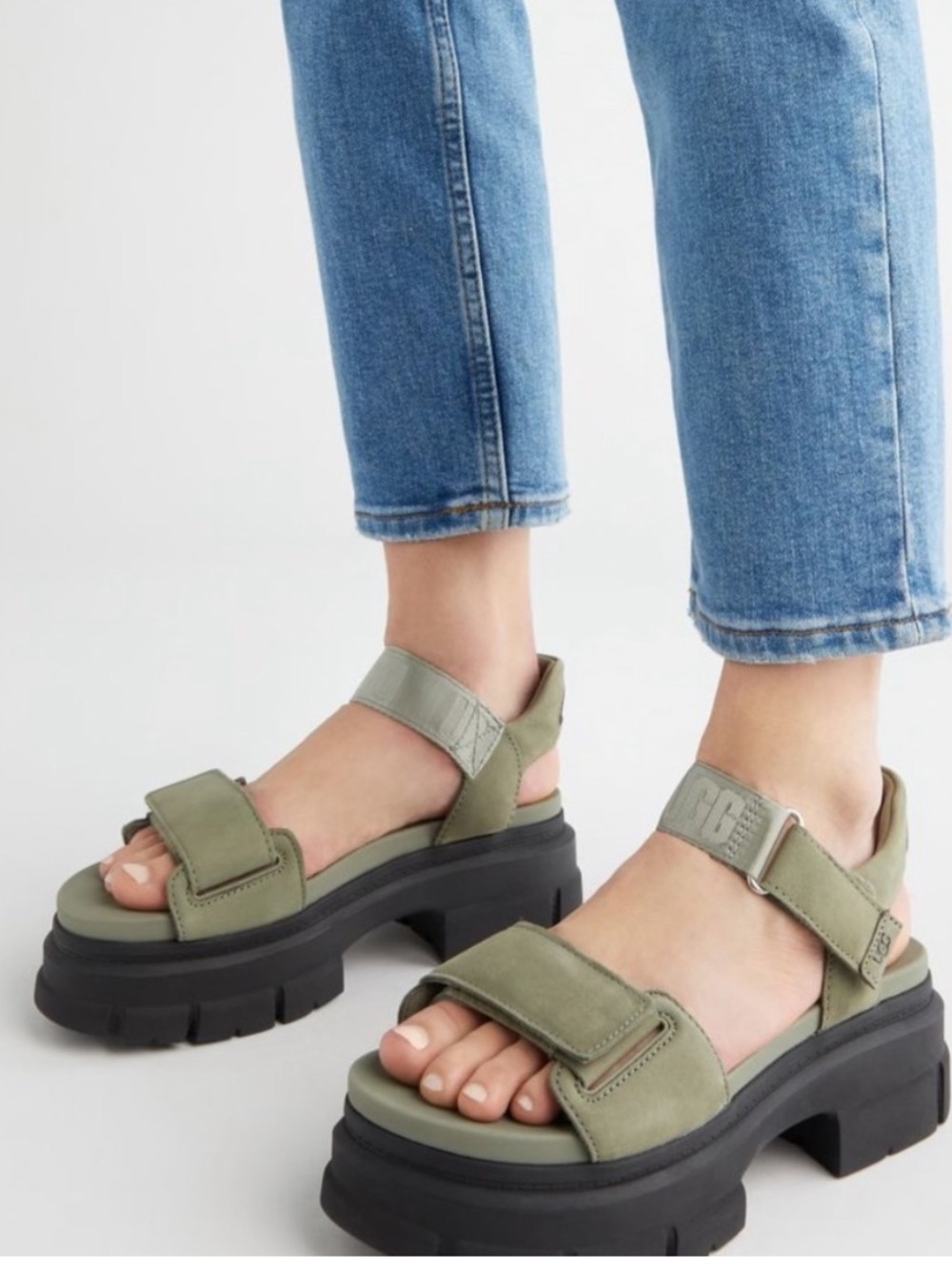 NWOT UGG Ashton Lug sandal